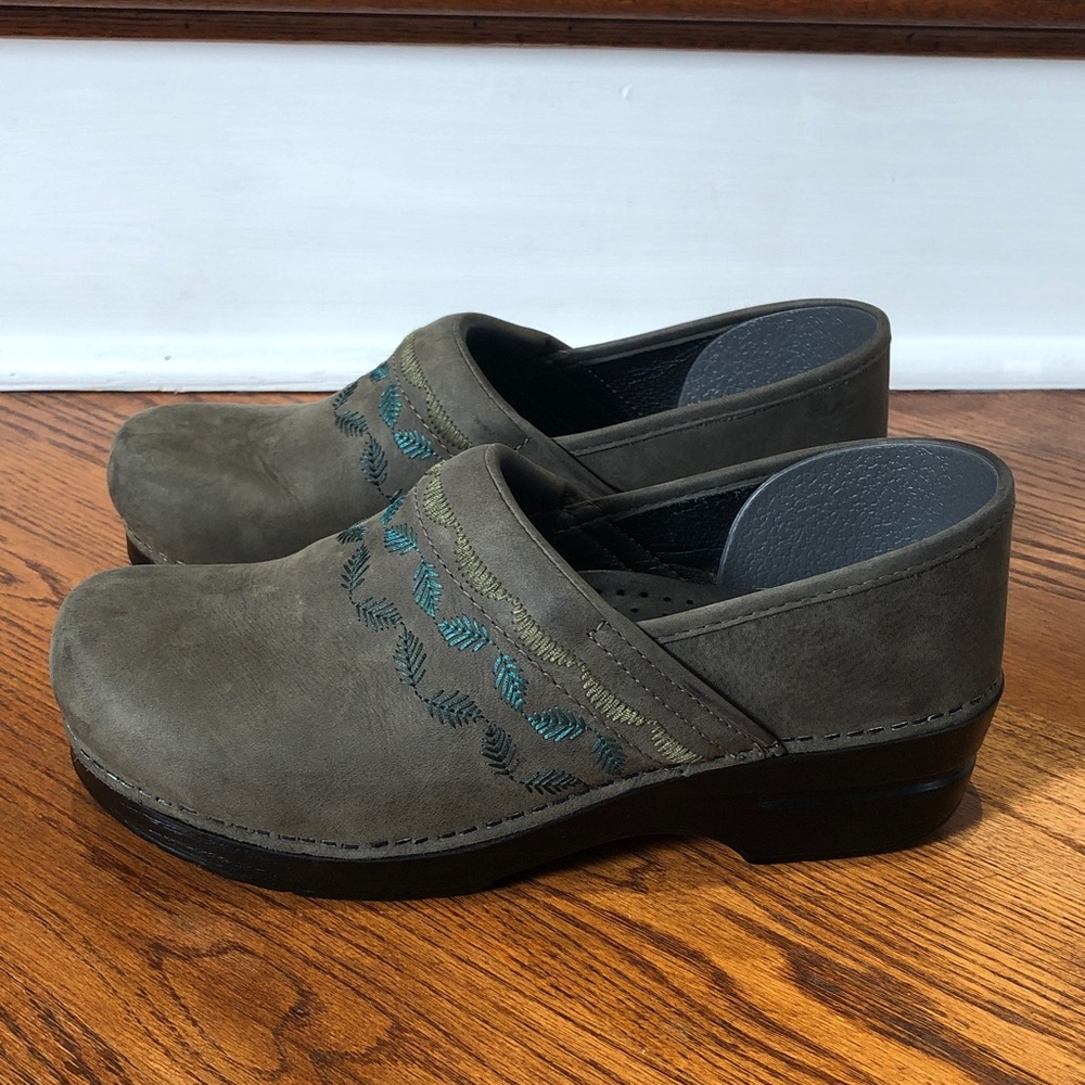 Dansko Gray Suede Leather Clogs Size 40 Euro or 9.5/10 USA